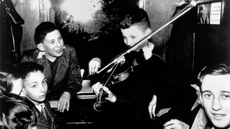 Into The Arms Of Strangers: Stories Of The Kindertransport (2000)