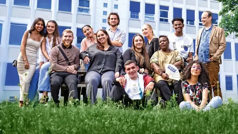 Le monde est a eux (2024)