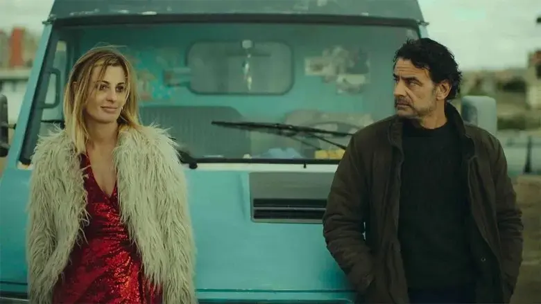 Tra le onde (2022)