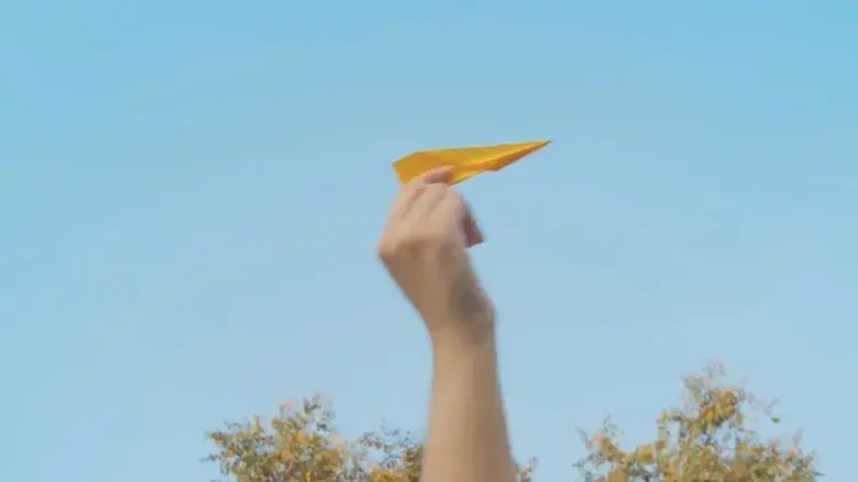 Makukulay na Eroplanong Papel (2023)