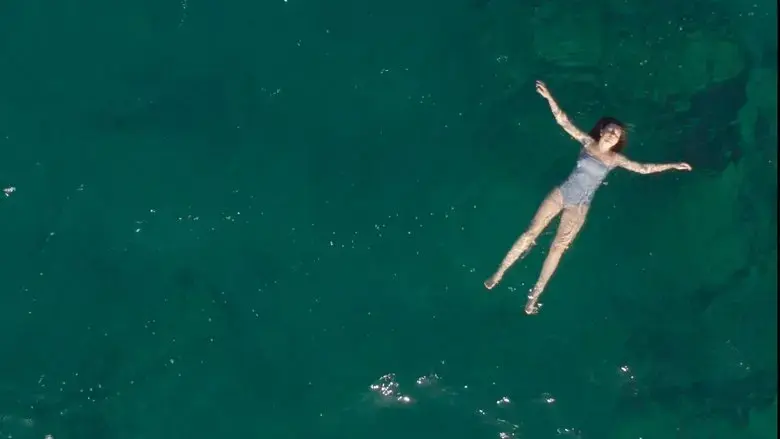 Une femme a la mer (2022)