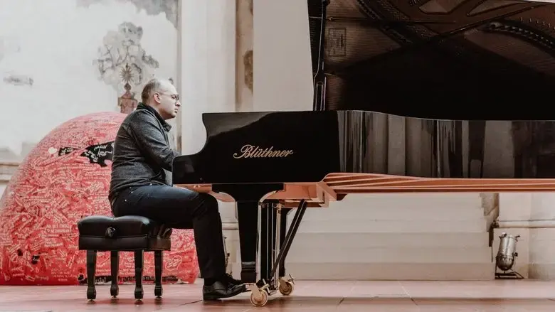 Piano na krizovatce (2023)