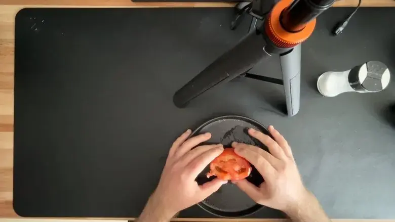Me eating a tomatoe with salt (2024)