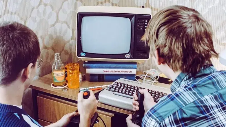Auferstanden aus Platinen - Die Heimcomputerszene in der DDR (2019)