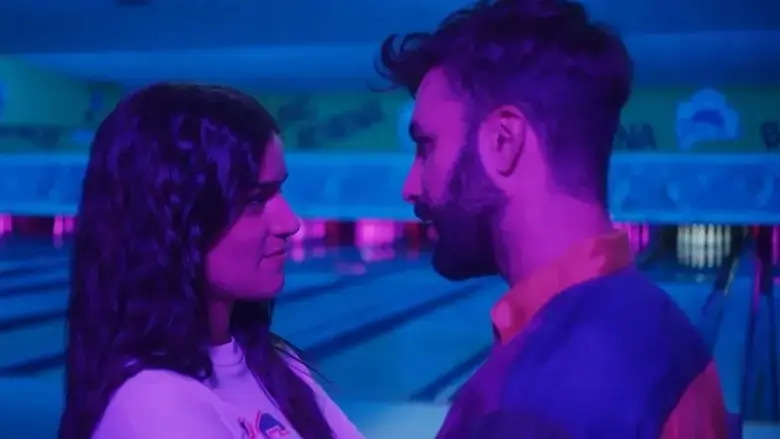 Il paese dei jeans in agosto (2023)