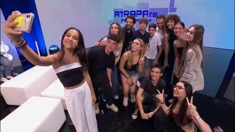 Atrapats per la pantalla (2024)