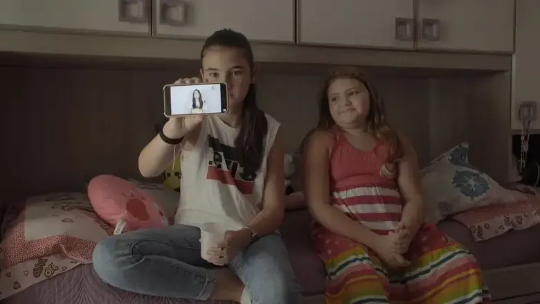 Marghe e Giulia, crescere in diretta (2019)