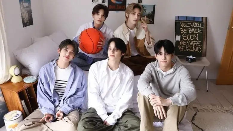 TOMORROW X TOGETHER 'DAY BY DAY' 2023 SEASON'S GREETINGS (2022)